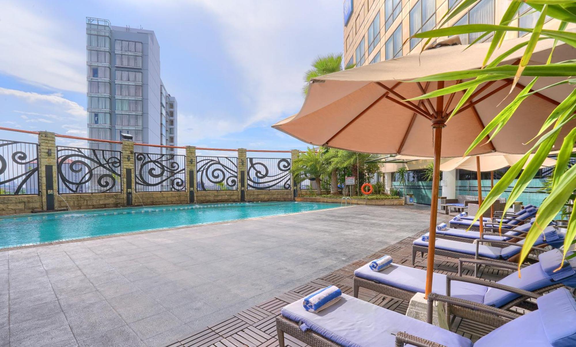 Wyndham Surabaya Hotel Exterior photo