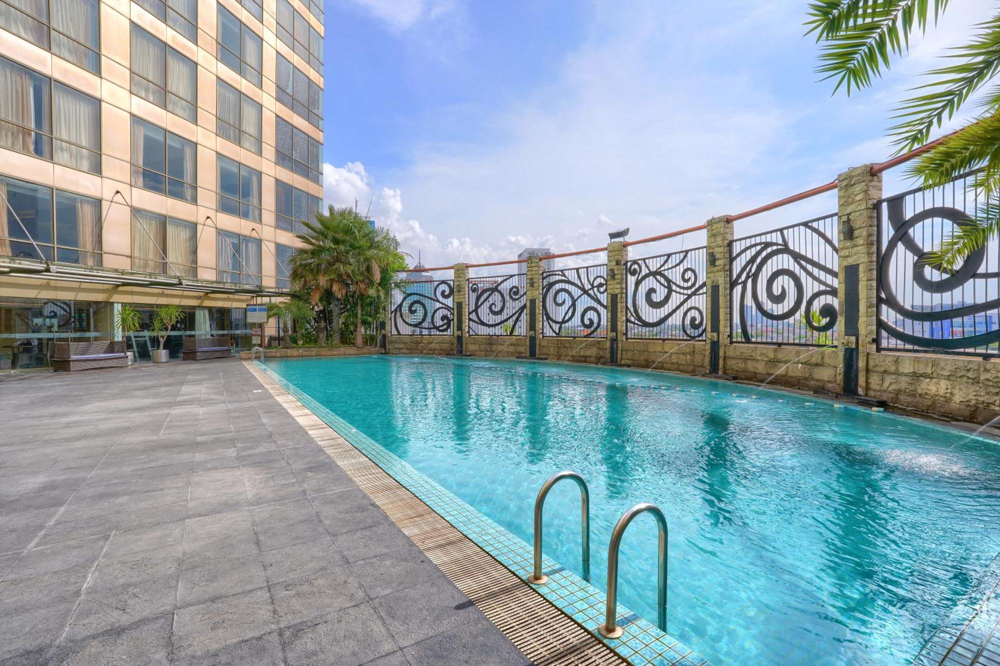 Wyndham Surabaya Hotel Exterior photo